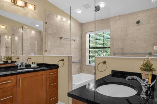 Ένα μπάνιο στο Enchanted 4BR Family Style Townhome in Disney Area