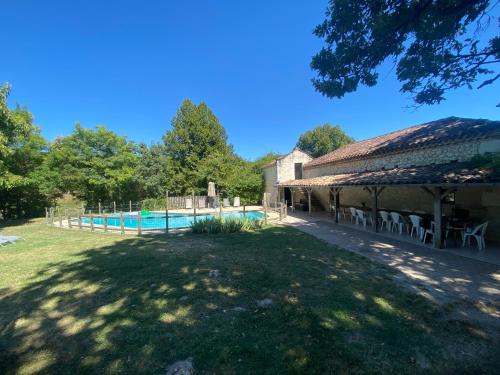 une vue extérieure d'une maison avec piscine dans l'établissement Villa Stephano top pour un week-end festif, à Saint-Amans-de-Pellagal