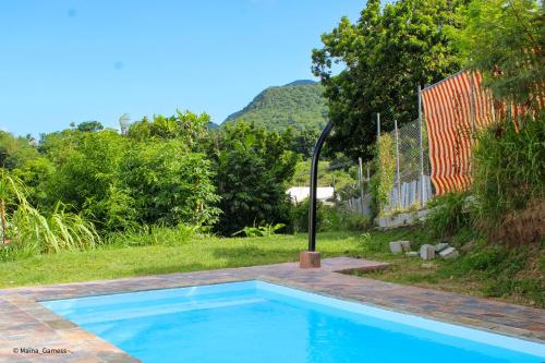 Bazén v ubytování Bas de villa F2 neuf avec terrasse et piscine nebo v jeho okolí