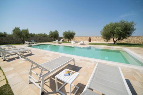 Castrignano deʼ GreciにあるLisària Villa Delle Meraviglie With Poolのスイミングプール(椅子、テーブル付)