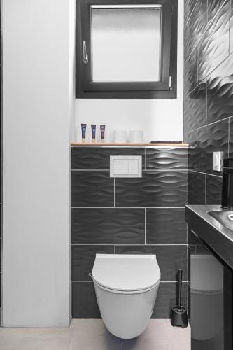 une salle de bain avec des toilettes blanches et un miroir dans l'établissement Rêves bleus, T2 proche plage des sablettes, Clim, Wifi, Place de parking, à La Seyne-sur-Mer