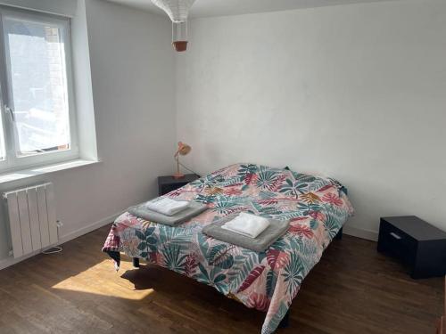 Ένα ή περισσότερα κρεβάτια σε δωμάτιο στο Charmante maison, cœur de bourg