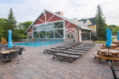 Kolam renang di atau dekat dengan Stunning Condo with Access to Pool