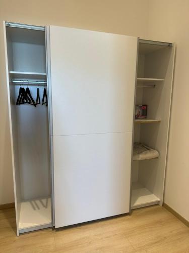 a white refrigerator in a room with its door open at Große Ferienwohnung Gästehaus NEUBAU Merzig 120m2 in Merzig
