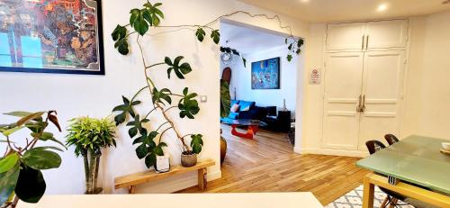 un salon avec une table et des plantes sur le mur dans l'établissement Résidence Paris XV Convention - Amazing apartment, à Paris