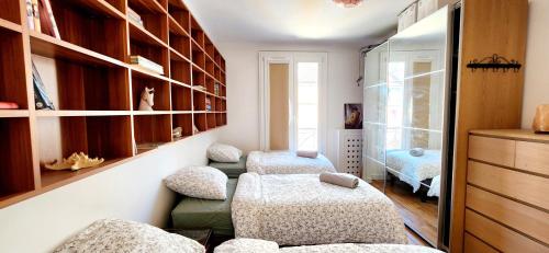 une chambre avec trois ottomanes et deux chaises dans l'établissement Résidence Paris XV Convention - Amazing apartment, à Paris