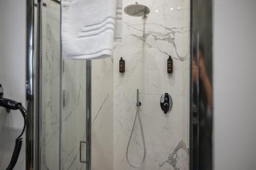 Ένα μπάνιο στο The Dome Guest House