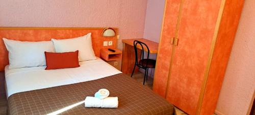 une chambre d'hôtel dotée d'un lit avec une boîte. dans l'établissement Hôtel Restaurant Les Alizes Loriol Le Pouzin, au Pouzin