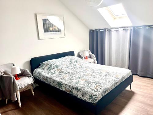 a small bedroom with a bed and a chair at Magnifique duplex 3 chambres proche centre-ville et gare Chemin du Barrage in Châlons-en-Champagne