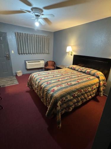Ένα ή περισσότερα κρεβάτια σε δωμάτιο στο Pratt Budget Inn