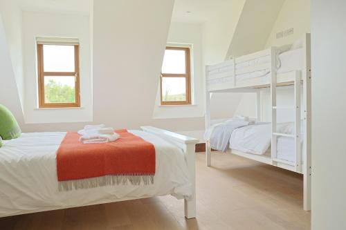 Postel nebo postele na pokoji v ubytování Meadow View House - Spacious Family Retreat in the Heart of Donegal