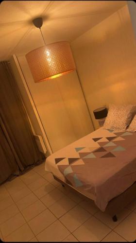 - une petite chambre avec un lit et une lumière dans l'établissement YT COSY, à Avignon