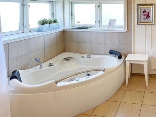 Ένα μπάνιο στο 8 person holiday home in Broager-By Traum