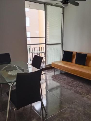 a living room with a couch and a glass table at Hermoso apartamento en Llano Alto in Villavicencio