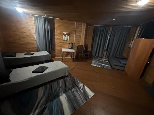 シュチュチンスクにあるLacus BOROのベッド2台とテーブルと椅子のある部屋