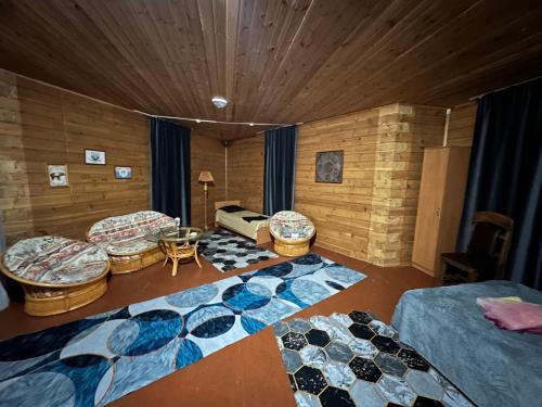 シュチュチンスクにあるLacus BOROのベッド2台、椅子2脚、テーブルが備わる客室です。