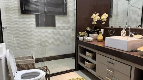 une salle de bain avec toilettes, lavabo et douche dans l'établissement Casa ampla até 19 pessoas 5min da Praia, à Rio das Ostras