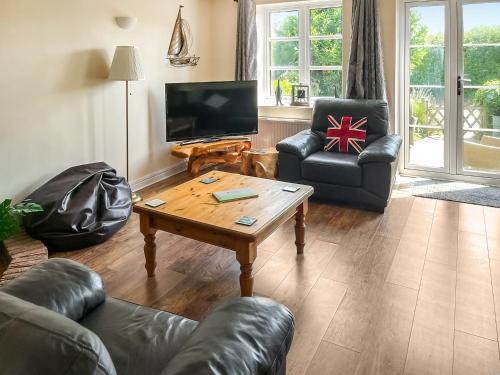 a living room with two chairs and a coffee table at High Tide in Osborne