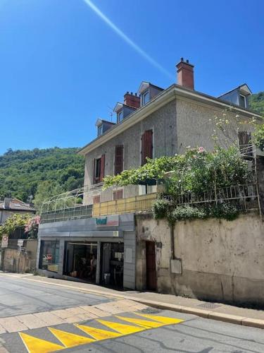 a building on the side of a street at Joli Appartement proche Hôpital in La Tronche