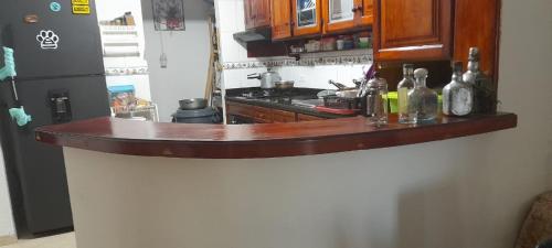 una cocina con encimera y refrigerador en Hostel VIM, en Cartagena de Indias