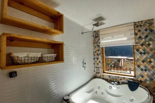 Koupelna v ubytování Luxury cozy apartment with mountain view andhot tub in Pisac