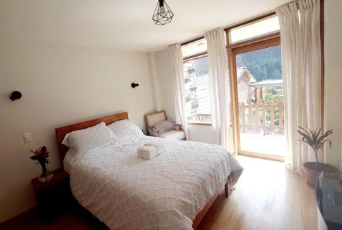 Postel nebo postele na pokoji v ubytování Luxury cozy apartment with mountain view andhot tub in Pisac