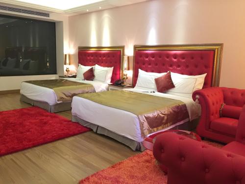Ένα ή περισσότερα κρεβάτια σε δωμάτιο στο The Royal Pinnacle Hotel