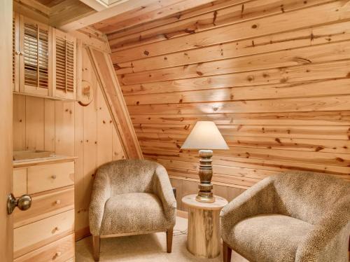 Χώρος καθιστικού στο Rolling Waters Chalet