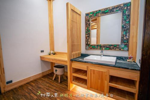 a bathroom with a sink and a mirror at Alishan Hinoki B&B in Leye
