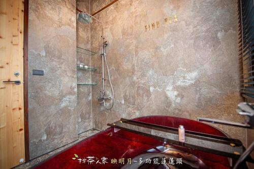 a bathroom with a shower and a red tub at Alishan Hinoki B&B in Leye