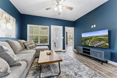 uma sala de estar com um sofá e uma TV de tela plana em Branson Seasons Luxury Condo Pets Pool Grill Game Room Balcony em Branson