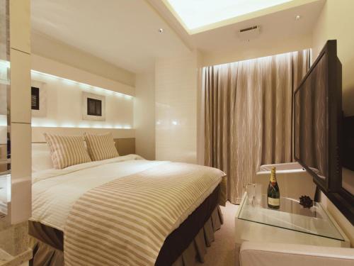 TV a/nebo společenská místnost v ubytování HOTEL GLANZ CASCATA