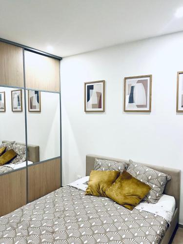 une chambre avec un lit et un miroir dans l'établissement Villa moderne avec piscine Bali et jacuzzi, à Toulon