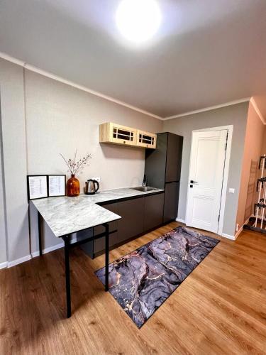 O bucătărie sau chicinetă la Apartments Asia Palace