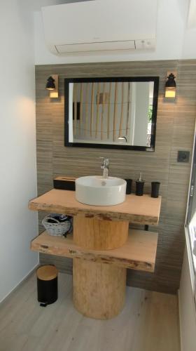 une salle de bain avec un lavabo blanc et un miroir dans l'établissement Casa Louise - Piscine et jacuzzi privatifs, à Sainte-Maxime