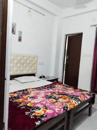 Ένα ή περισσότερα κρεβάτια σε δωμάτιο στο Shree Krishna Hotel
