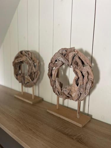 a couple of wreaths on display on a shelf at PrinsHaerlyck Overnachten in Made