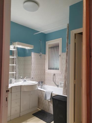 une salle de bain avec deux lavabos et une baignoire dans l'établissement Luchon Belle maison de vacances, à Montauban-de-Luchon