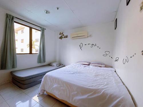 une chambre blanche avec un lit et une fenêtre dans l'établissement Sea & Wave #1 Coral Bay Apartment, à Île de Pangkor