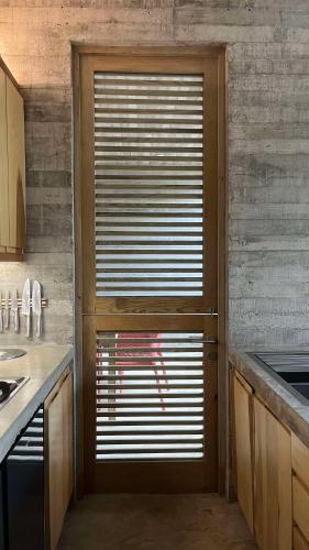 a kitchen with a door with a window in it at Sich - Casa Macu Saladita surf break in La Salada