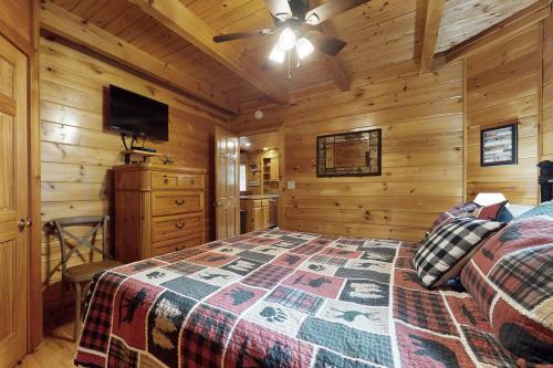 a bedroom with a bed in a log cabin at Bear Climbing Getaway in Pigeon Forge
