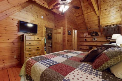 a bedroom with a bed in a wooden cabin at Bear Climbing Getaway in Pigeon Forge