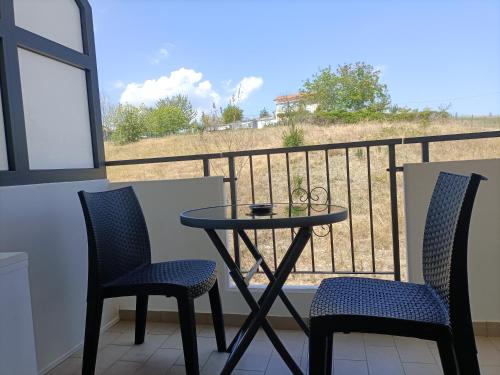 a small table and two chairs on a balcony at Appartamento La collina verde in Penne
