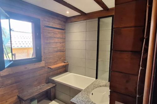 Et badeværelse på Chalet confortable et tranquille