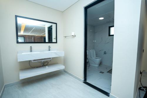 bagno con lavandino, specchio e servizi igienici di Farm Al Medfek a Ras al Khaimah