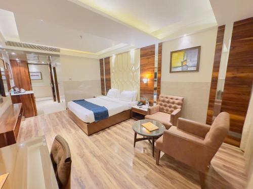 Postel nebo postele na pokoji v ubytování Hotel Vintage Chandigarh Zirakpur