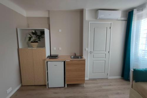 une cuisine avec un comptoir et un évier dans une pièce dans l'établissement Studio douillet à Grasse, à Grasse