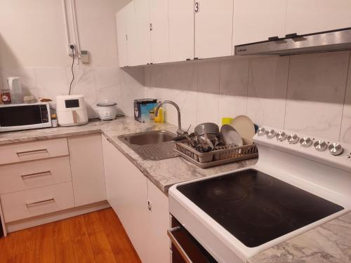 Una cocina o cocineta en Best in Abbotsford 01