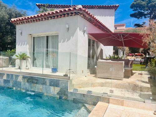 une villa avec piscine devant une maison dans l'établissement Villa moderne avec piscine Bali et jacuzzi, à Toulon