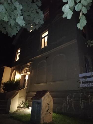 a house lit up at night with lights at Emily's Deichbude in einer historischen Villa in Dornumersiel in Dornum